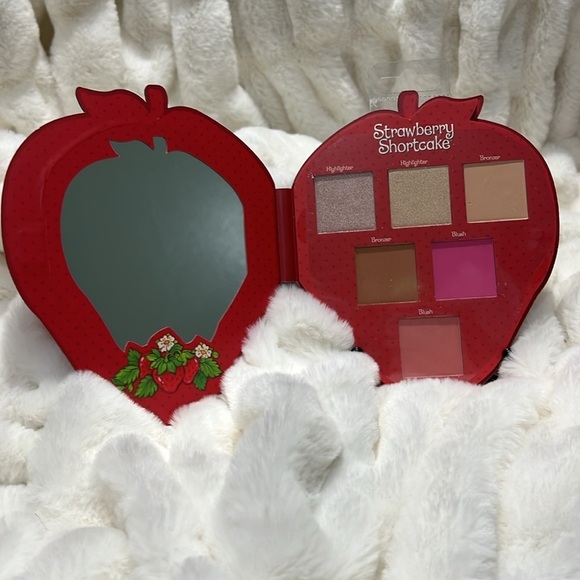 ❄️ New Strawberry Shortcake Complexion Palette - Picture 3 of 5